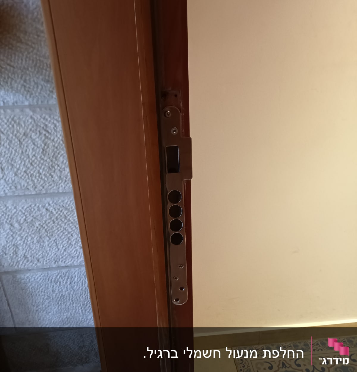 מנעול דלת עם בריחים מתכתיים
